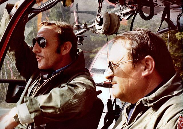 René Romet en compagnie du mécanicien d'équipage Louis Maret à bord d'une Alouette III F-ZB__ de la Sécurité civile en 1976 - Photo DR