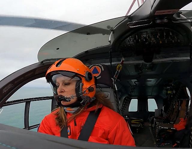 Magali Peyrot aux commandes de l'EC 145 Dragon 76 - Photo M6