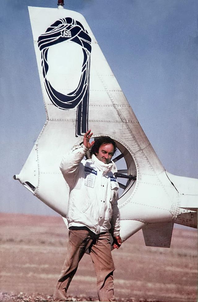 Michel Anglade devant le RAC de la Gazelle TSO SA 341G F-GETS durant l'un de ses Paris-Dakar - Photo DR collection Michel Anglade