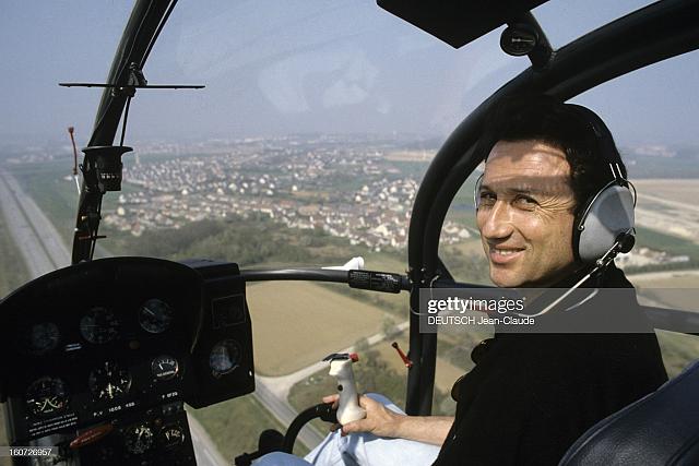 Michel Drucker aux commandes de l'Alouette 2 F-GFZQ, le 2 avril 1990 - Photo Jean-Claude Deutsch Getty Images