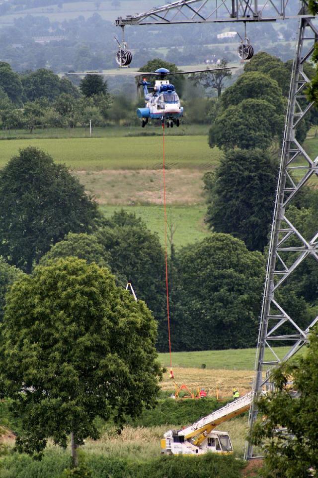 Le Super-Puma EC 225 au-dessus du chantier de la ligne THT Cotentin-Main, jeudi 14 juin - Photo © La Manche Libre