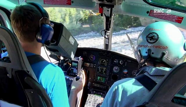 Pascale BRUN aux commandes de l'AS350B3 F-HADE pour une mission de tournage avec Géraldine Fasnacht (Winsuiteuse) dans "Chamonix, la fabrique de l'extrême" - Photo DR