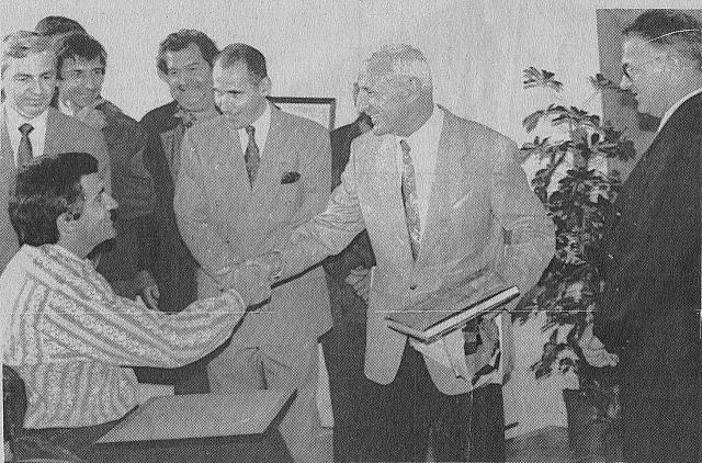 René Romet qui salue Yves Mathelin, bien entouré lors de son départ à la retraite de la Sécurité civile, en 1992 - Photo DL