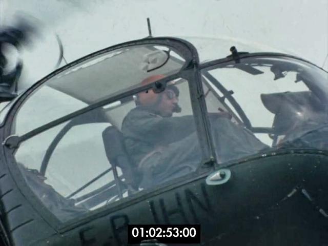 Pilote aux commandes de l'Alouette 2 F-BJHN Protection civile - Photo DR
