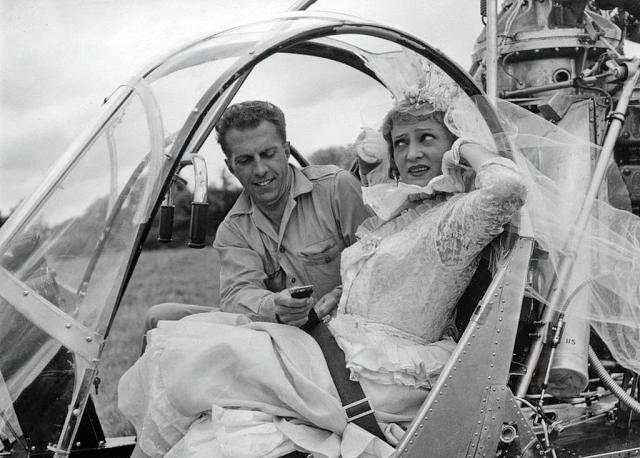 pilote André Onde et l'actrice Colette Darfeuil sur Hiller 360 F-BFGY, tournage du film Bibi Fricotin, le 6 juillet 1950 - Photo DR