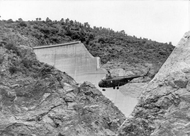 Venu de la Base Ecole 725 du Bourget-du-Lac, le Sikorsky H19 n°27609 de l'armée de l'air survole le barrage détruit de Malpasset en Décembre 1959 - Photo DR