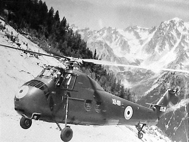 Le Sikorsky H34 XB-481 en vol montagne. Appareil basé à la Base Ecole 725 située à Le Bourget-du Lac - Photo DR
