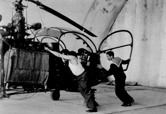 Sortie du hangar pour l'Alouette II F-BJHN de la Protection civile à la BAN de Lann-Bihoué en Juin 1960 - Photo DR collection famille Rigaux