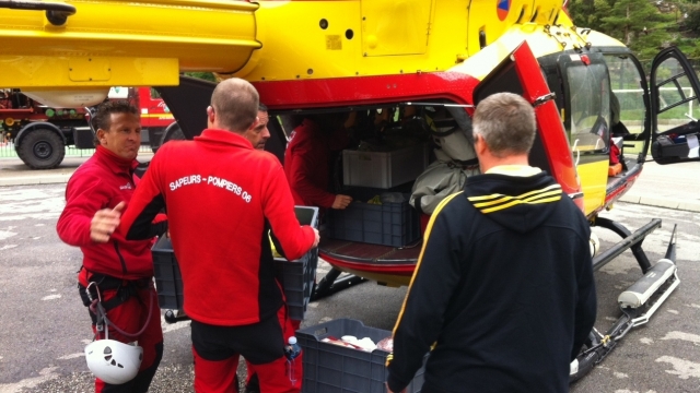 Un hélicoptère de la Sécurité civile EC 145 a transporté des habitants, des médicaments et des vivres, le 30 avril 2013 - Photo © F3 Côte d'Azur/D.Beaumont 