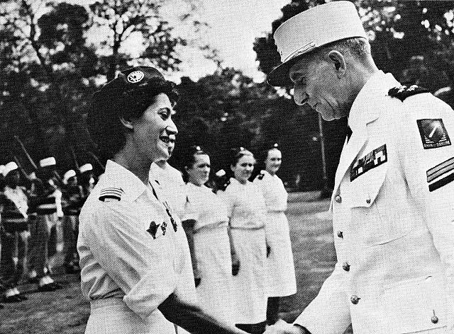 Valérie André reçoit sa première palme des mains du Général Jean de Lattre de Tassigny au palais Norodom à Saïgon en Indochine, en 1951 - Photo DR collection Valérie André