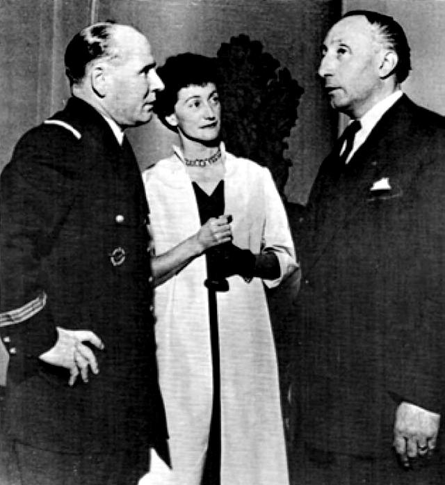 Valérie André et Alexis Santini en compagnie du général Martial Valin à l'Hôtel George V, en 1954 - Photo DR collection V. André