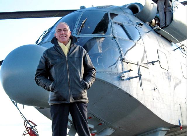 Yves Dagorn devant un Super Frelon - Photo DR