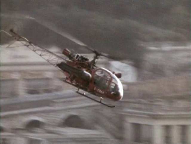 L'Alouette II F-ZBAK Protection civile équipée d'une civière latérale survole la Principauté de Monaco (L'Hôtel Le Balmoral est visible en arrière-plan) - Photo DR