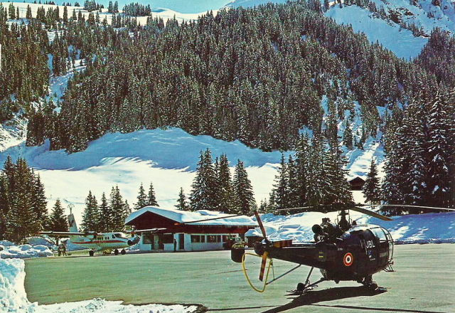 L'Alouette III F-MJBL Gendarmerie du DAG de Megève stationnée sur l'altiport de Megève au début des années 70 - Photo DR Carte postale 