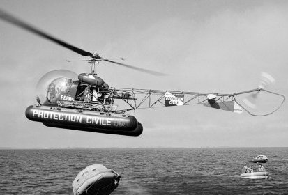 Bell 47 F-BHMG Frédéric Curie pilote radeau de survie Dr Alain Bombard, le 14 (...)