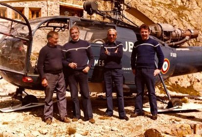 Les équipages posent devant l'Alouette III Gendarmerie F-MJBL (N° 2009) (...)