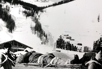 La civière Piguillem en mode brancard portée par deux hommes - Photo (...)