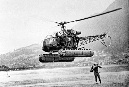 Plongeur sautant depuis l'Alouette 2 F-MJAW Gendarmerie équipée de (...)