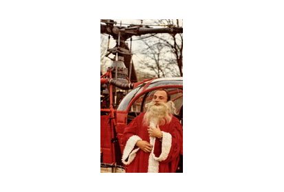 Francis Delafosse finit d'enfiler son déguisement de Père Noël et pose (…)