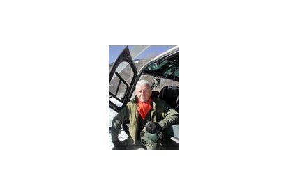 René Romet, Formateur montagne des pilotes du CEV, pose devant son AS 350 - (…)