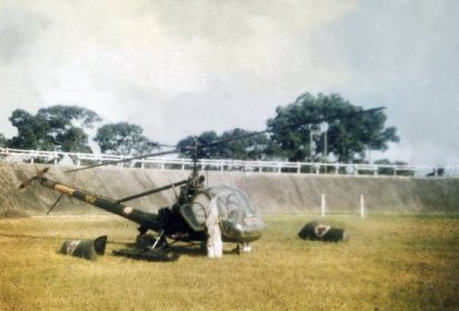 Hiller 360 VH en Indochine - archive en couleur - Photo DR