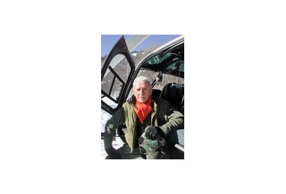 René Romet, Formateur montagne des pilotes du CEV, pose devant son AS 350 - (…)