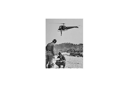 Treuillage depuis Bell 47 J3 - Photo collection D. Roosens