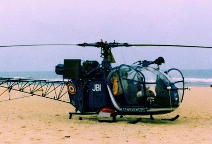 L'Alouette 2 F-MJBI posée sur une plage lors d'un secours - Photo (...)