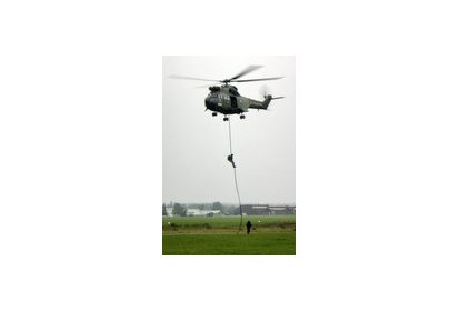 Le SA 330 Puma DCM en manœuvres avec des commandos - Photo © Patrick Gisle
