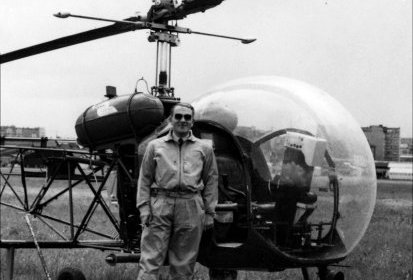 Frédéric Curie pose devant un Bell 47G - Photo DR