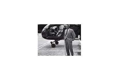 Paul-Émile VICTOR devant une Alouette 2 Marine