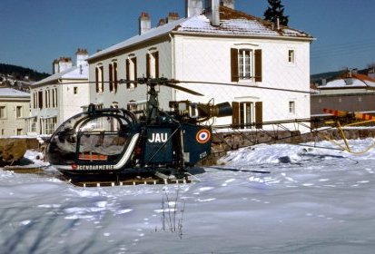 Alouette 2 F-MJAU avec civière intérieure posée devant la caserne des (...)