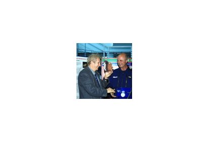 Gérard Feldzer (MAE) et l'AC Didier Méraux en compagnie de la mascote (…)