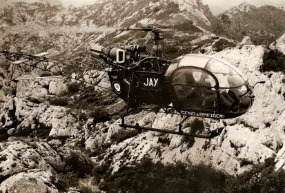 L'Alouette II F-MJAY en vol au-dessus du relief - Photo DR collection (...)