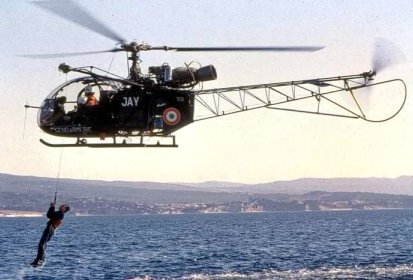 Alouette 2 F-MJAY Gendarmerie en hélitreuillage au-dessus de la mer - Photo (...)