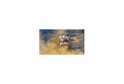 Choucas 73 à l'atterrissage dans un nuage de poussière - Photo © Eric (…)