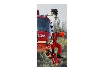Treuil installé sur un AS 350 B2 de la Sécurité civile - Photo © Christophe (…)