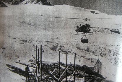 Transport de charge en Bell 47 G2 F-BDVL pour le nouveau refuge
