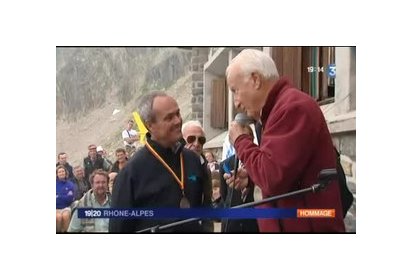 Pascal Brun, très ému, reçoit la médaille de l'aéronautique des mains (…)