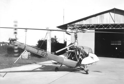 Hiller 360 immatricule T126 devant le hangar en Indochine - Photo DR (…)