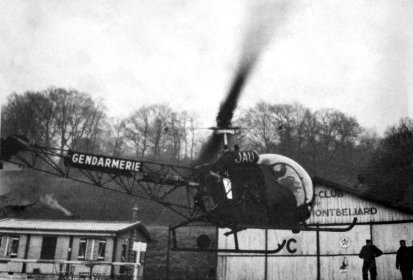 Bell 47 F-MJAU Gendarmerie en vol sur l'aérodrome de Montbéliard - Photo (...)