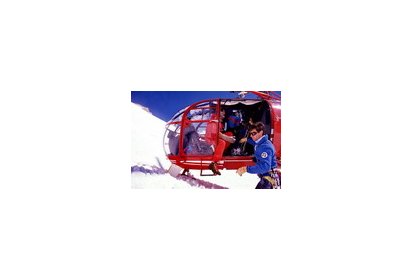 L'Alouette III Dragon 74 en "posé roue" pour embarquer les (…)