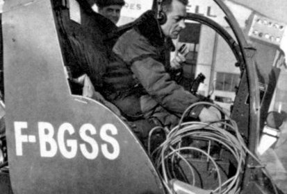 Bell 47 F-BGSS avec Frédéric Curie au micro. En arrière-plan, le hangar de (...)