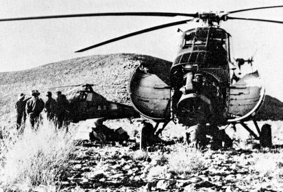 Dans le sud algérien, après une autorotation, le Sikorsky H34A SA-55 en (…)