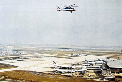 Dauphin Heli France survolant l'aéroport de CDG en 1984 - Photo DR