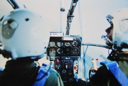 A bord de l'Alouette 3 F-MJBG Gendarmerie avec équipage casque blanc (...)