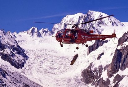 Civière en cours d'hélitreuillage lors d'un secours dans le massif du (...)