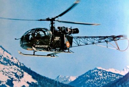 Alouette 2 F-MJBD Gendarmerie équipée de skis en vol - Photo DR