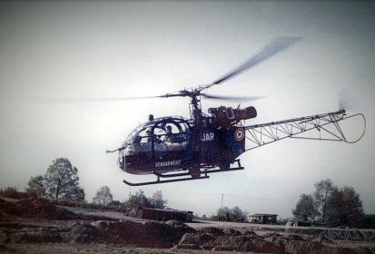 Alouette 2 F-MJAR Gendarmerie avec civière intérieure occupée - Photo coll. D (...)