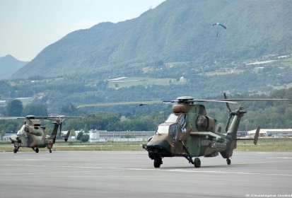 Les 2 Tigrous sur le tarmac à Chambéry - Photo © Christophe Gothié